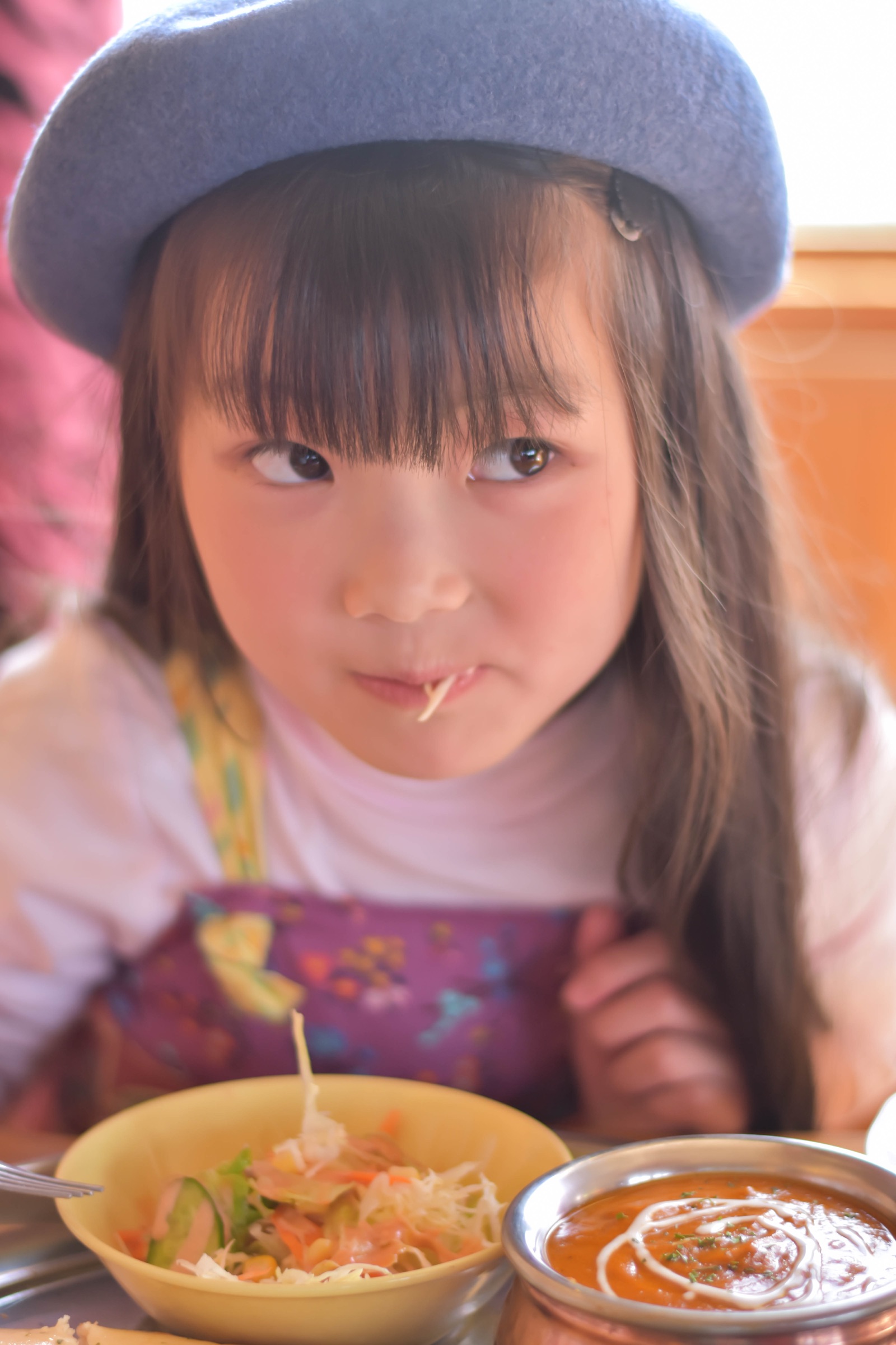 料理をほおばって笑顔になる子どものお客様