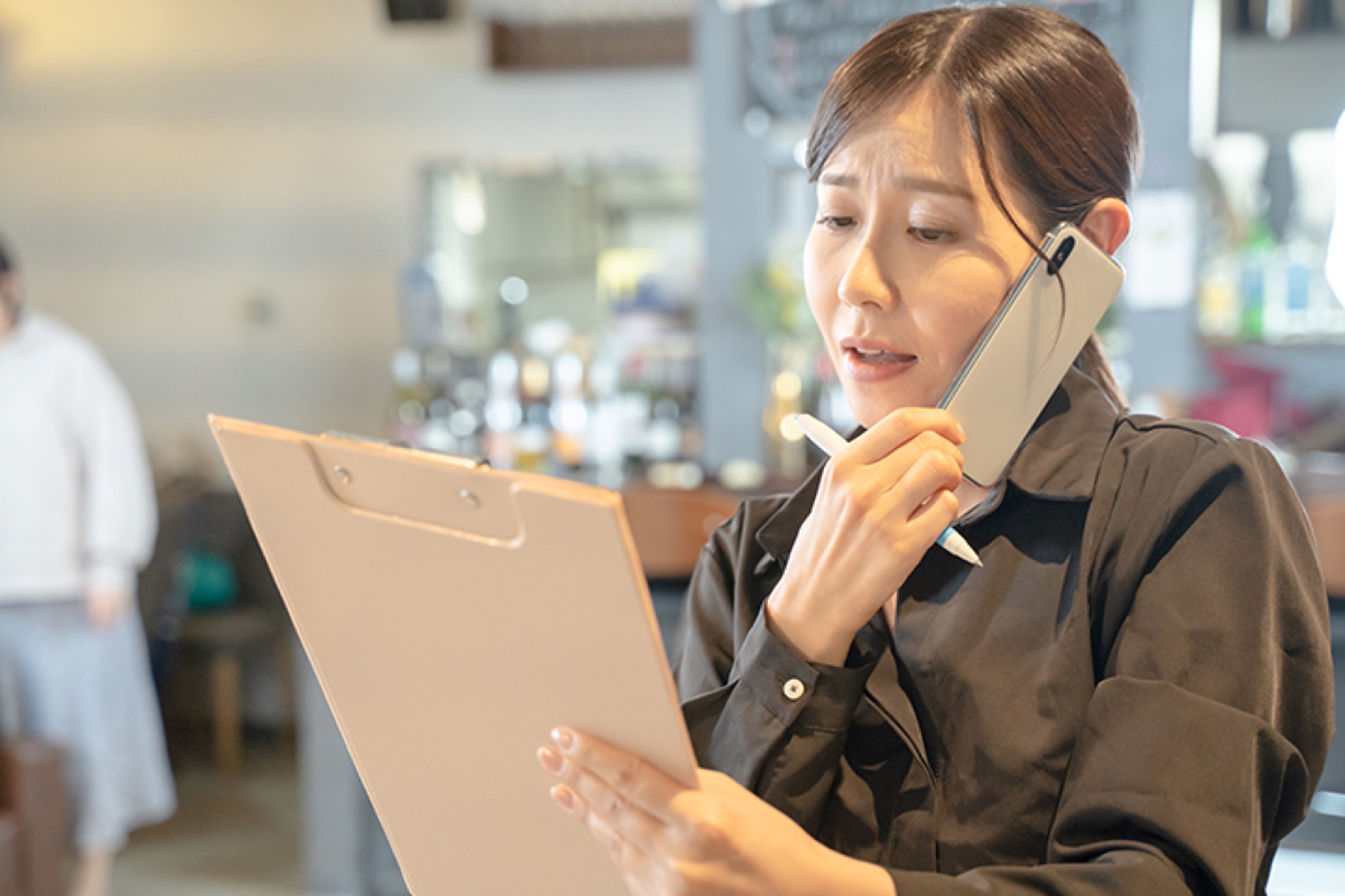 一人で店舗を切り盛りする経営者