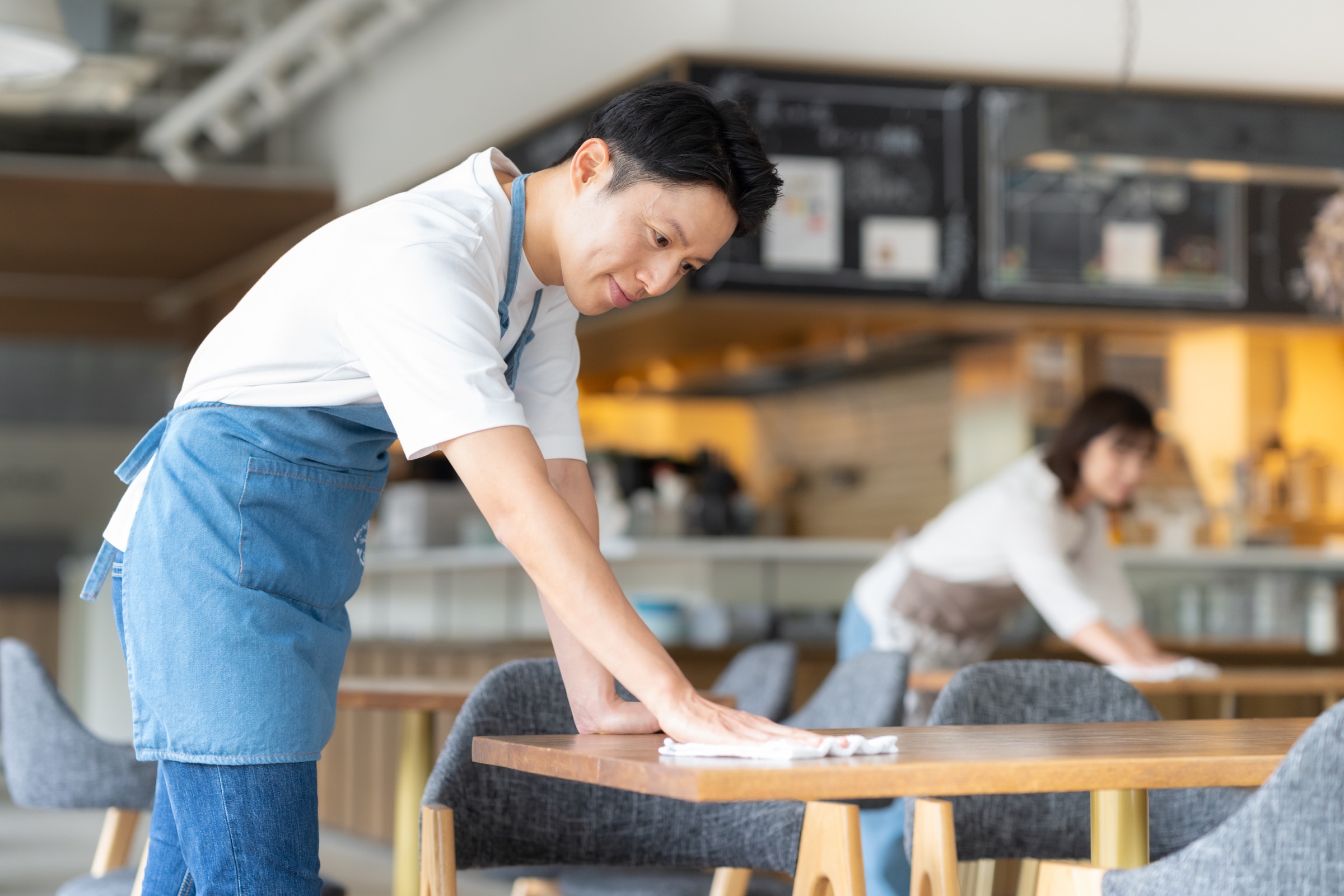 厨房で笑顔を見せる飲食店のスタッフ