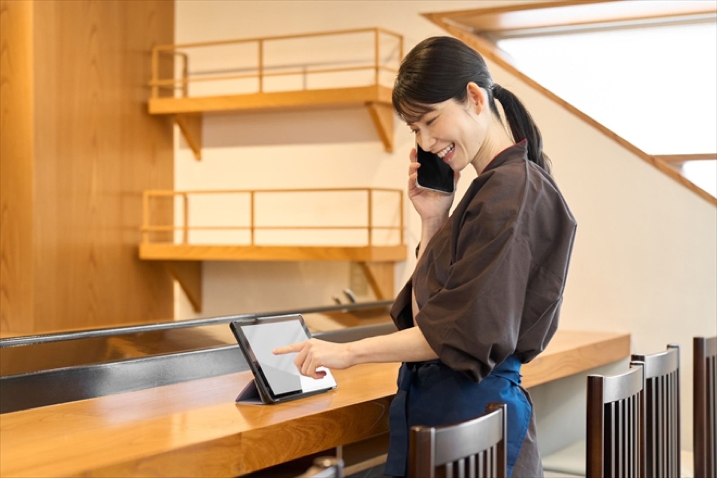 お客様と会話するスタッフ