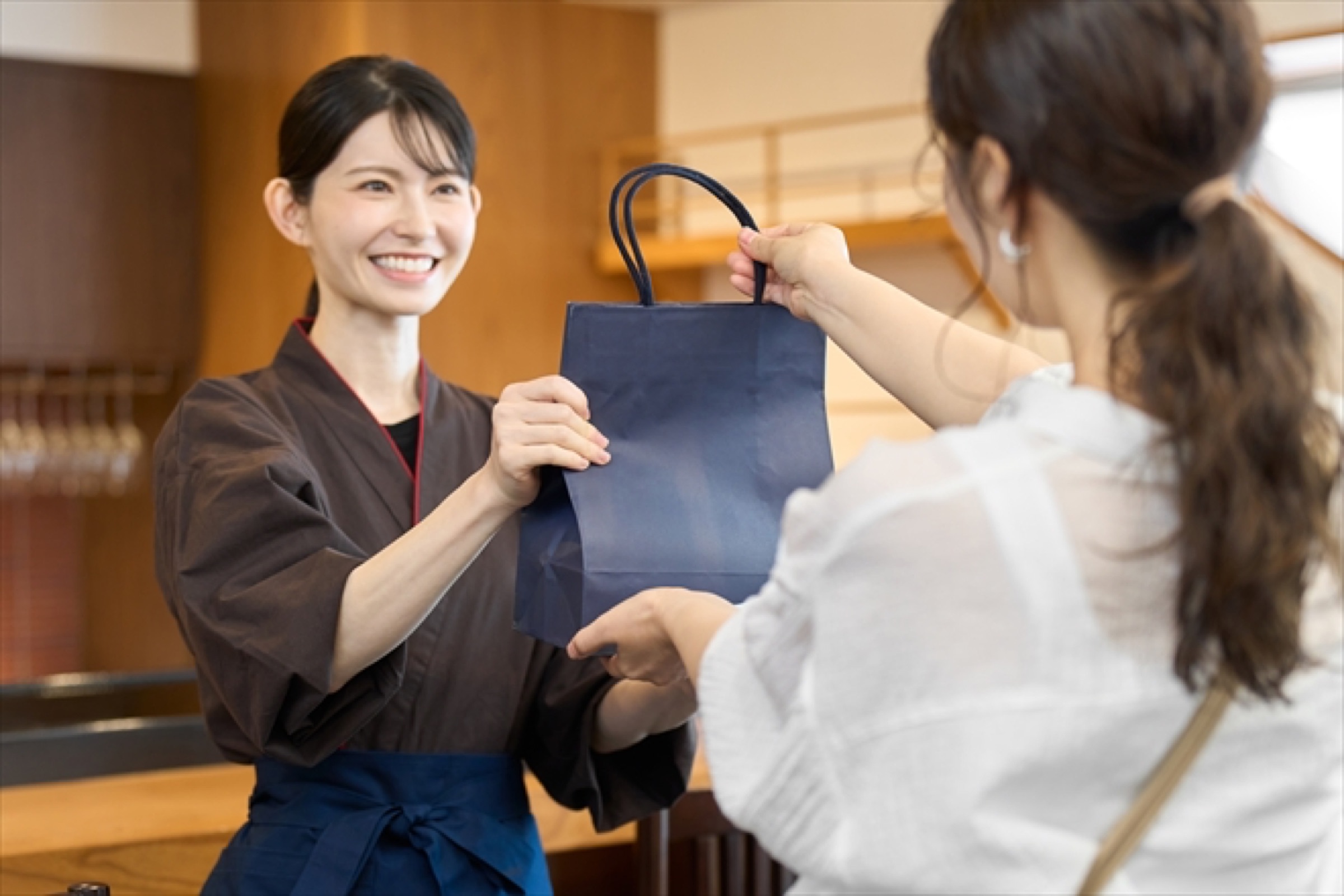 店舗スタッフと打ち合わせをする担当者