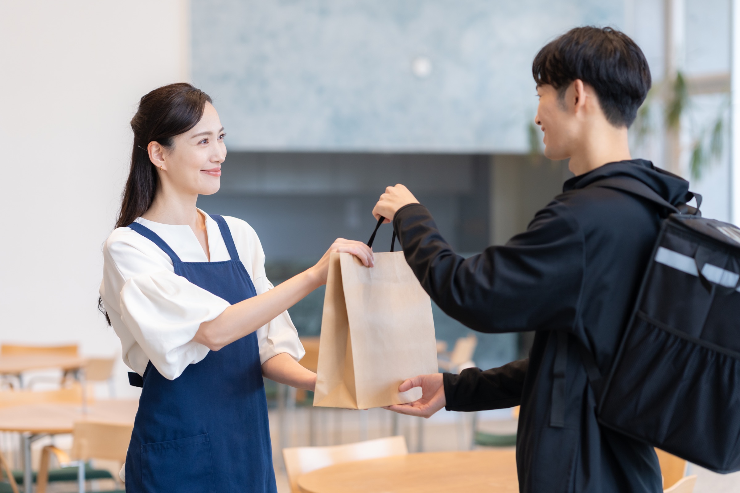 デリバリーの商品を受け取るお客様
