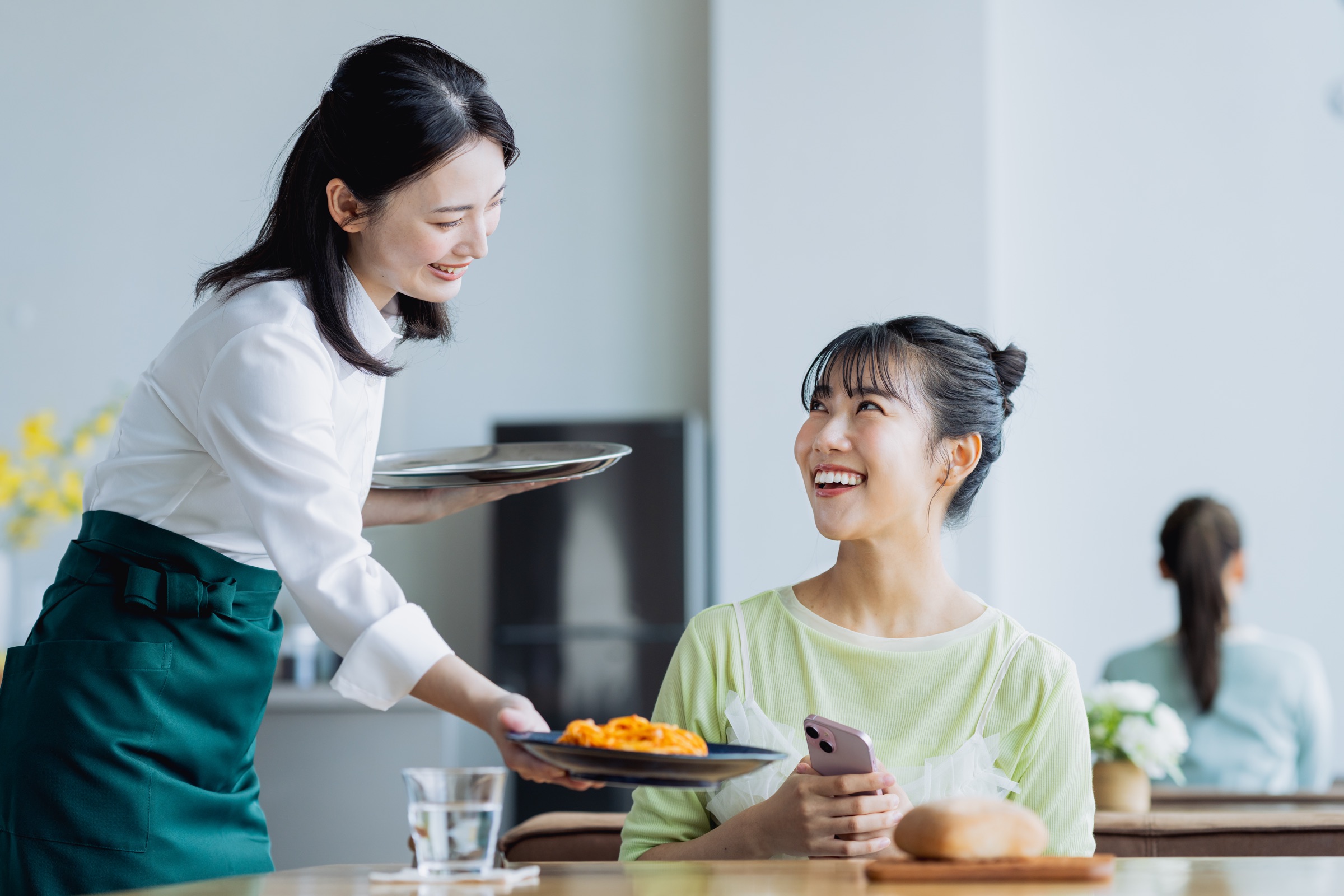 笑顔で語らう店舗スタッフとお客様