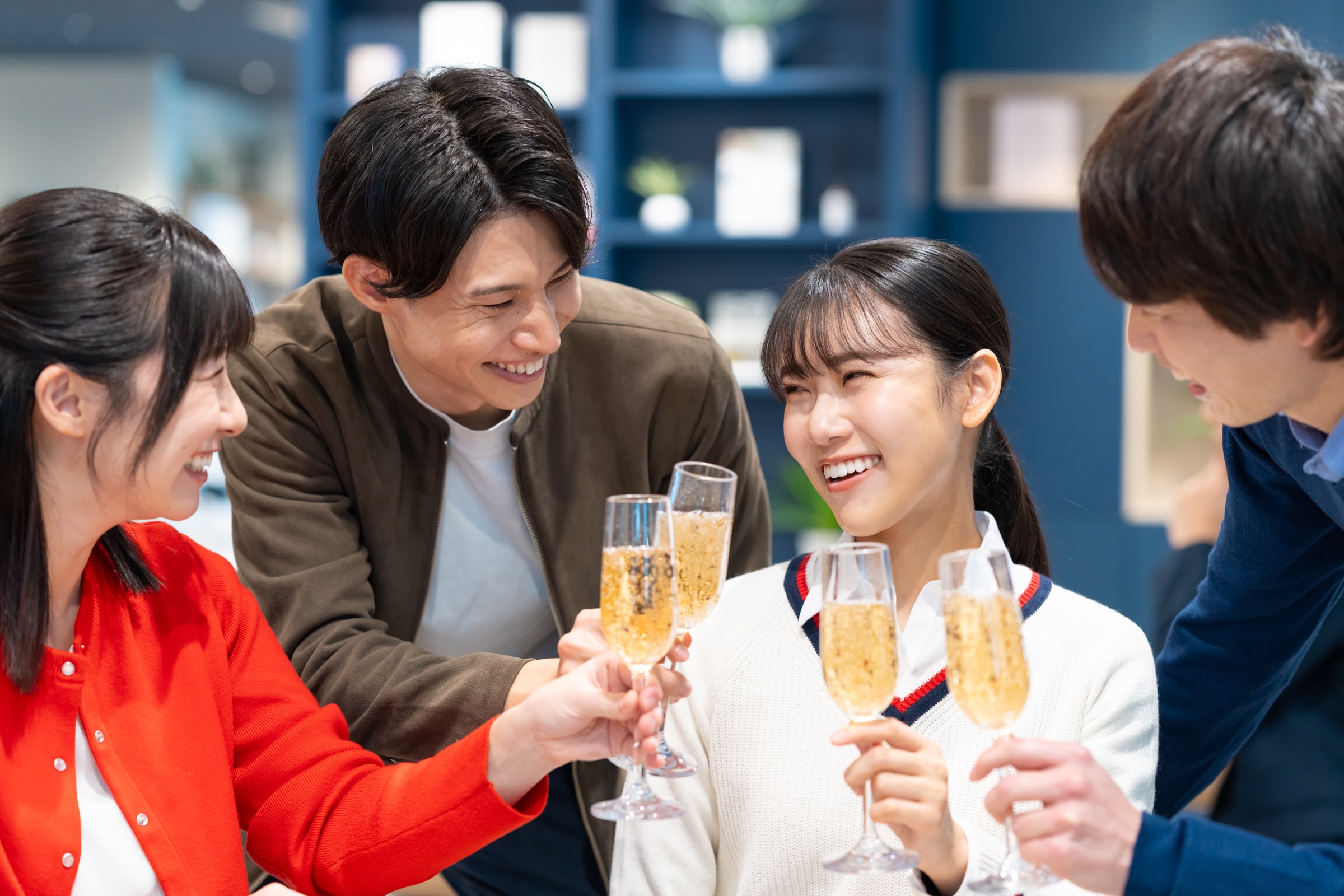 店内で乾杯するお客様