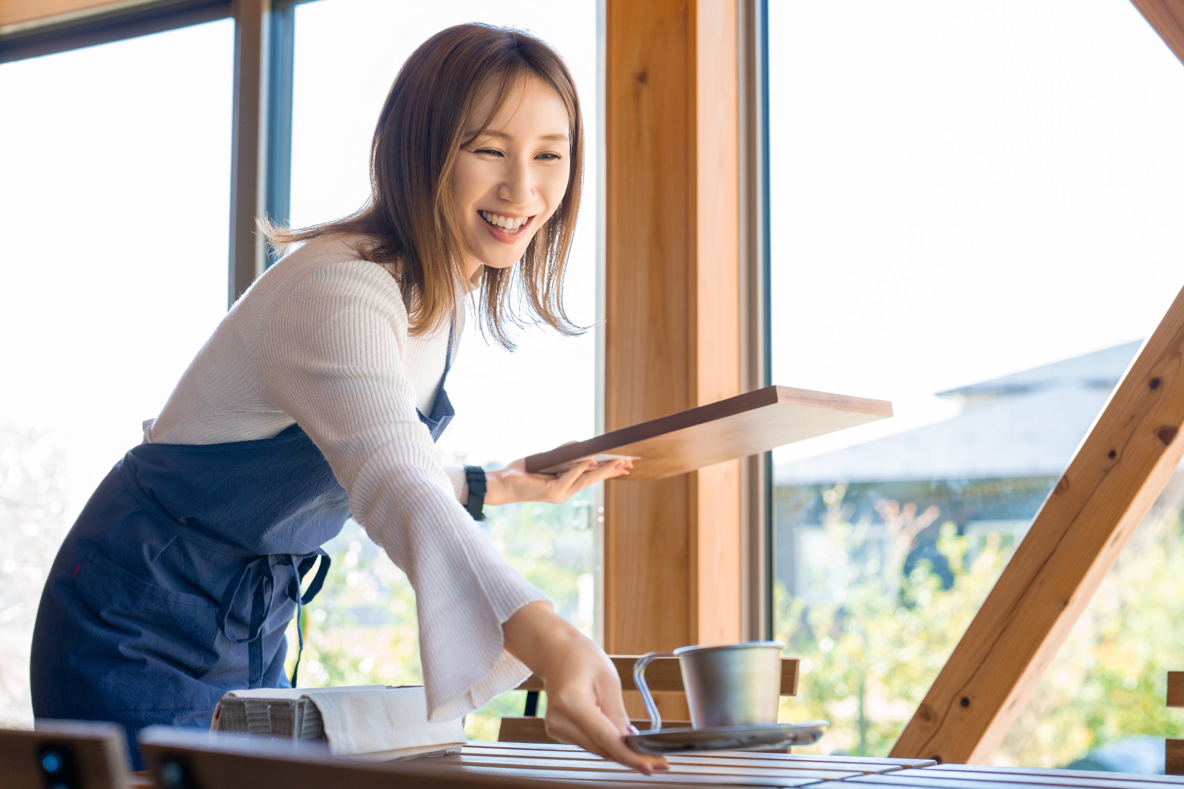 客席で接客する飲食店のスタッフ